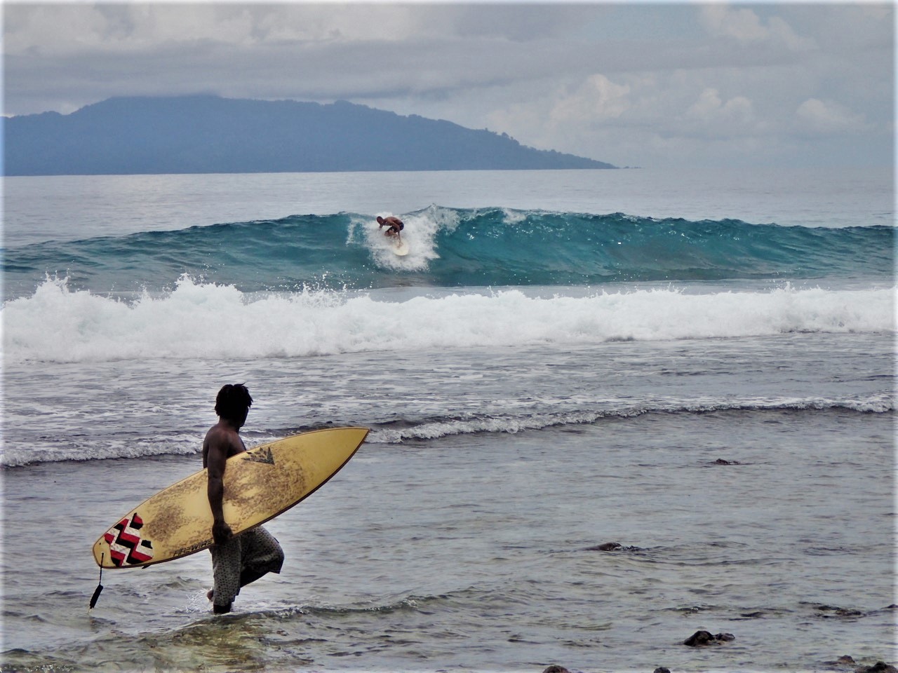 Fot. 1. Surfing w prowincji Nowa Irlandia, Papua Nowa Gwinea (fot. S.Clark)